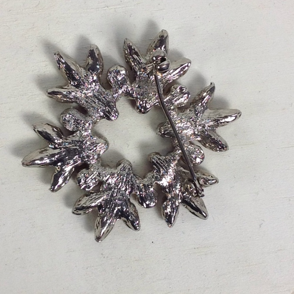 Beautiful flower Pin 🌸 - Picture 3 of 6